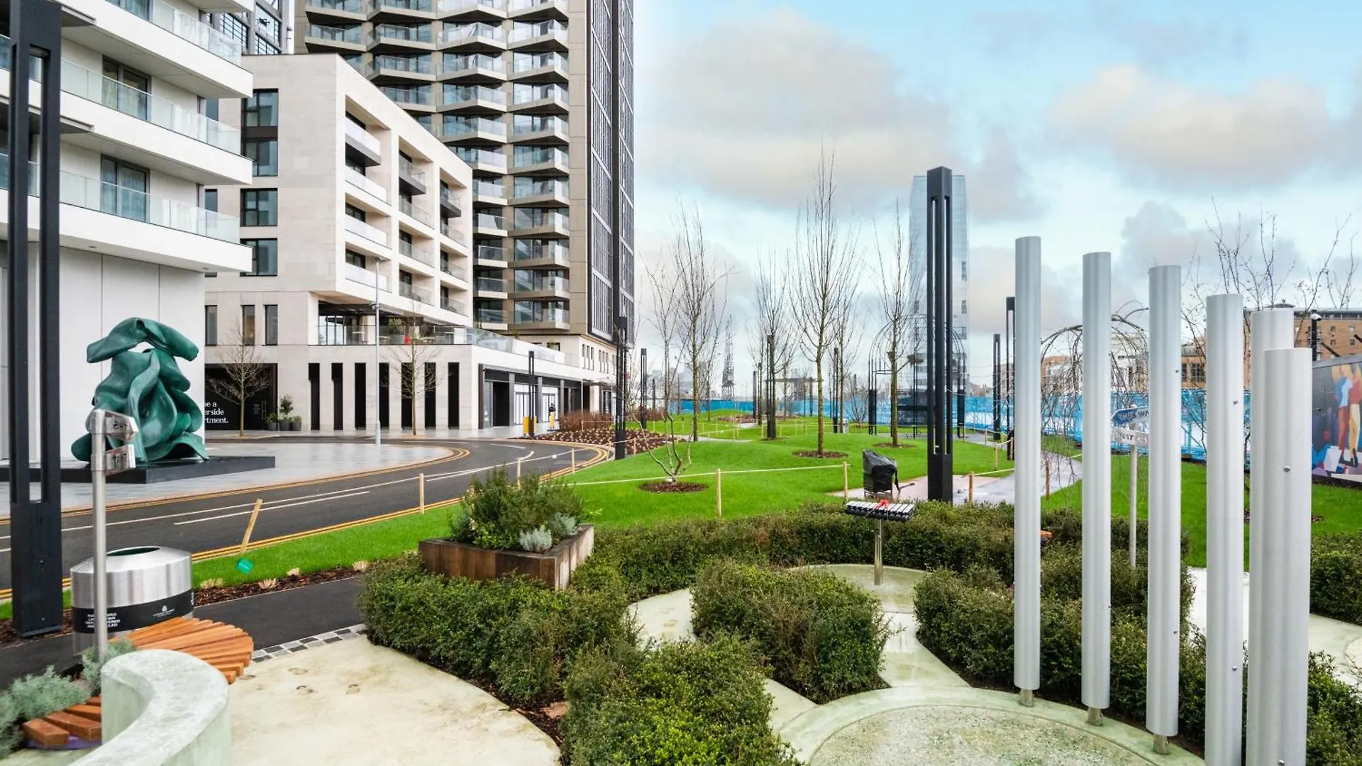 Elegant And Modern Apartments In Canary Wharf Right Next To Thames London