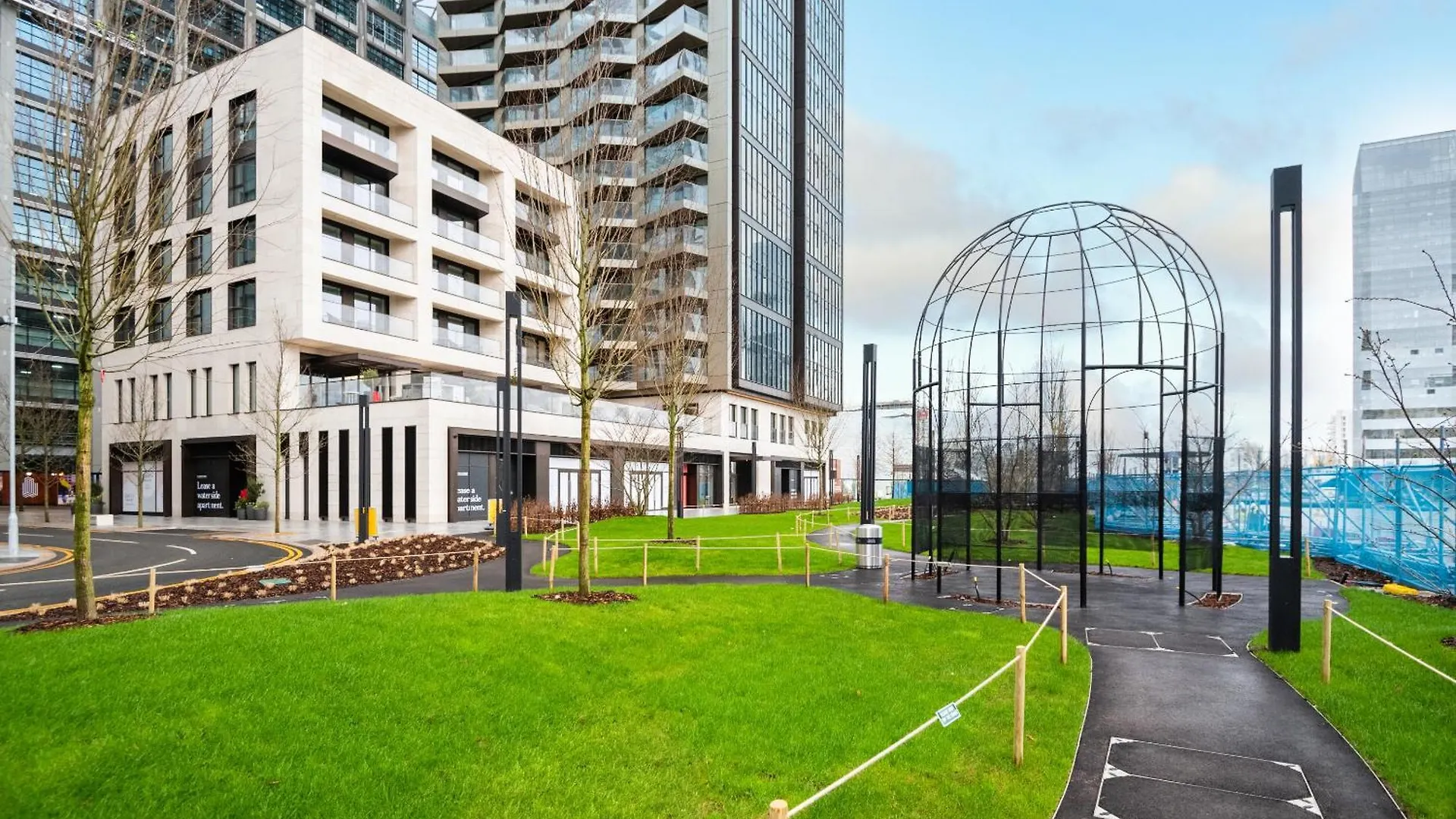 Elegant And Modern Apartments In Canary Wharf Right Next To Thames London