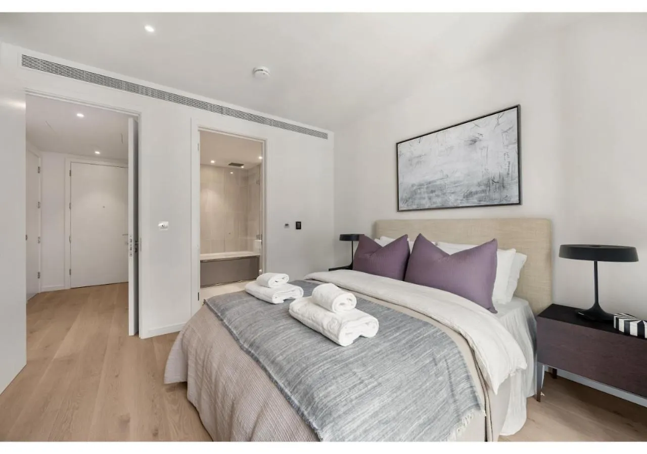 Elegant And Modern Apartments In Canary Wharf Right Next To Thames London United Kingdom