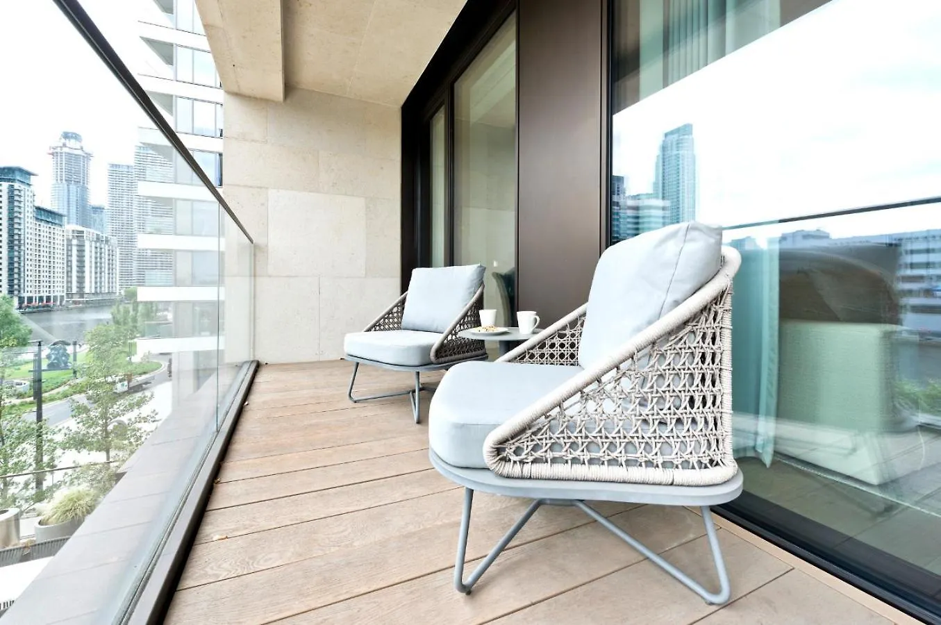 Elegant And Modern Apartments In Canary Wharf Right Next To Thames London United Kingdom