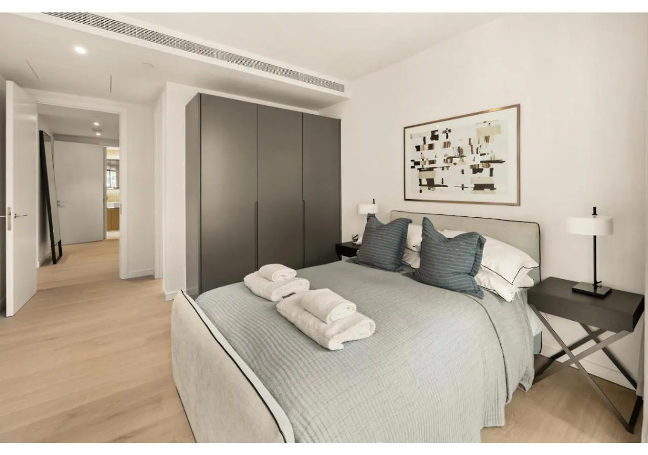Elegant And Modern Apartments In Canary Wharf Right Next To Thames London
