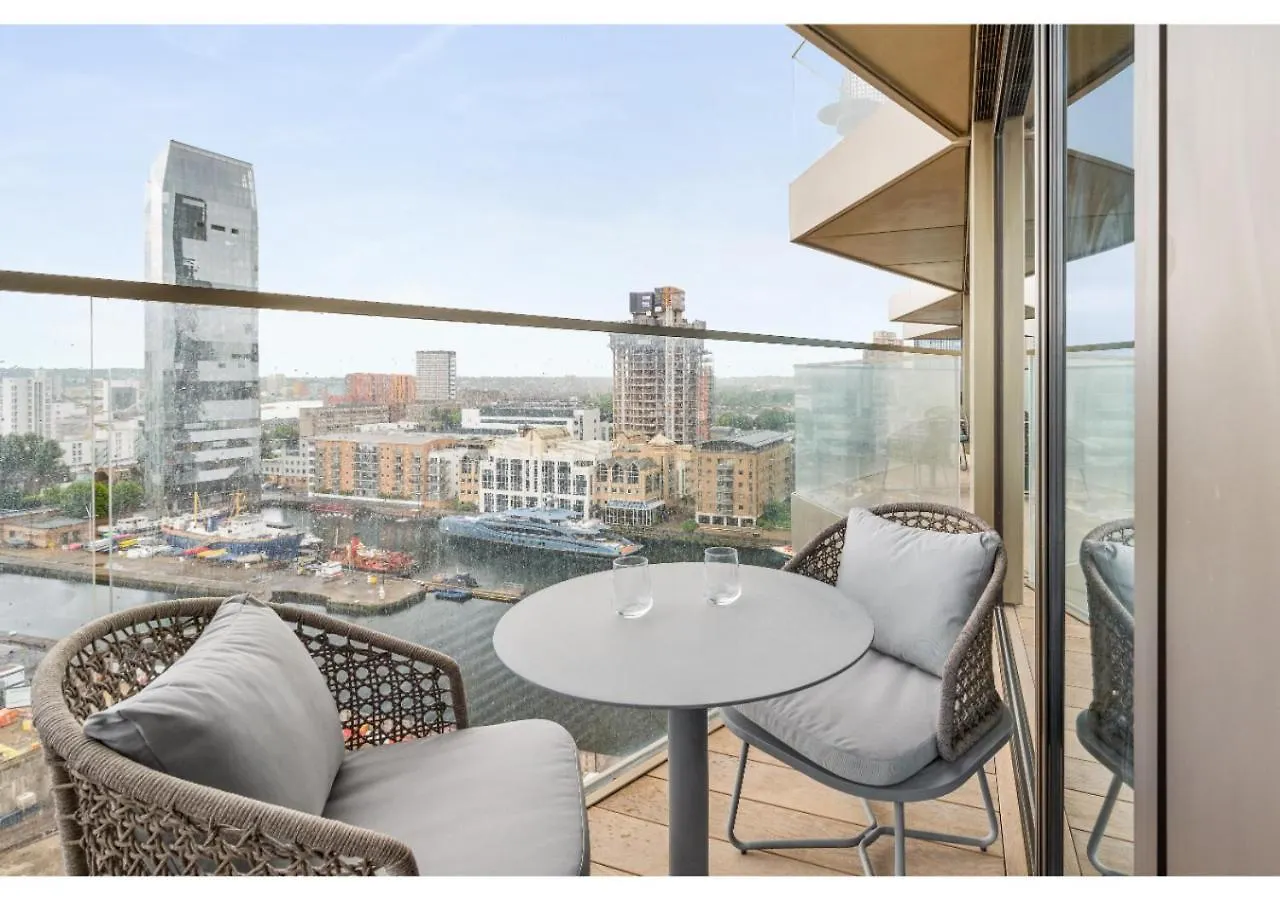 Elegant And Modern Apartments In Canary Wharf Right Next To Thames London