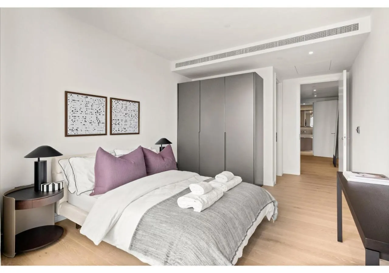 Elegant And Modern Apartments In Canary Wharf Right Next To Thames London
