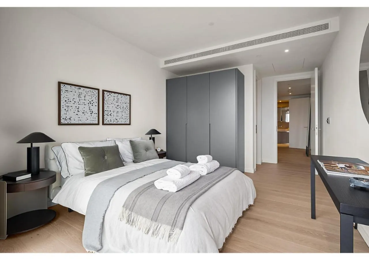Elegant And Modern Apartments In Canary Wharf Right Next To Thames London