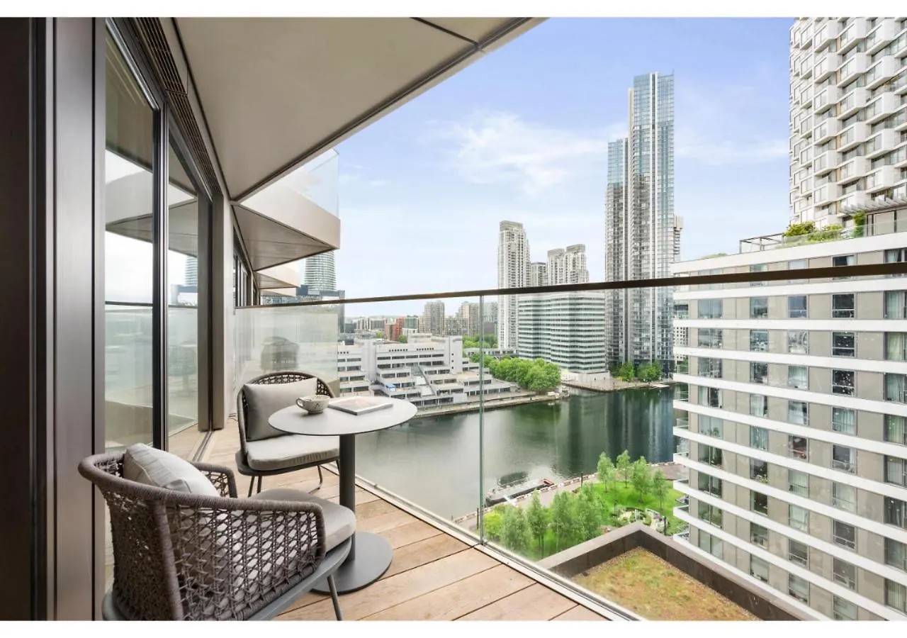 Elegant And Modern Apartments In Canary Wharf Right Next To Thames London