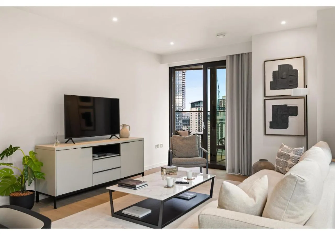Elegant And Modern Apartments In Canary Wharf Right Next To Thames London