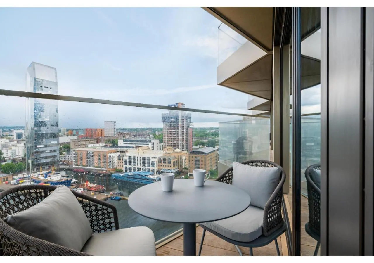Elegant And Modern Apartments In Canary Wharf Right Next To Thames London