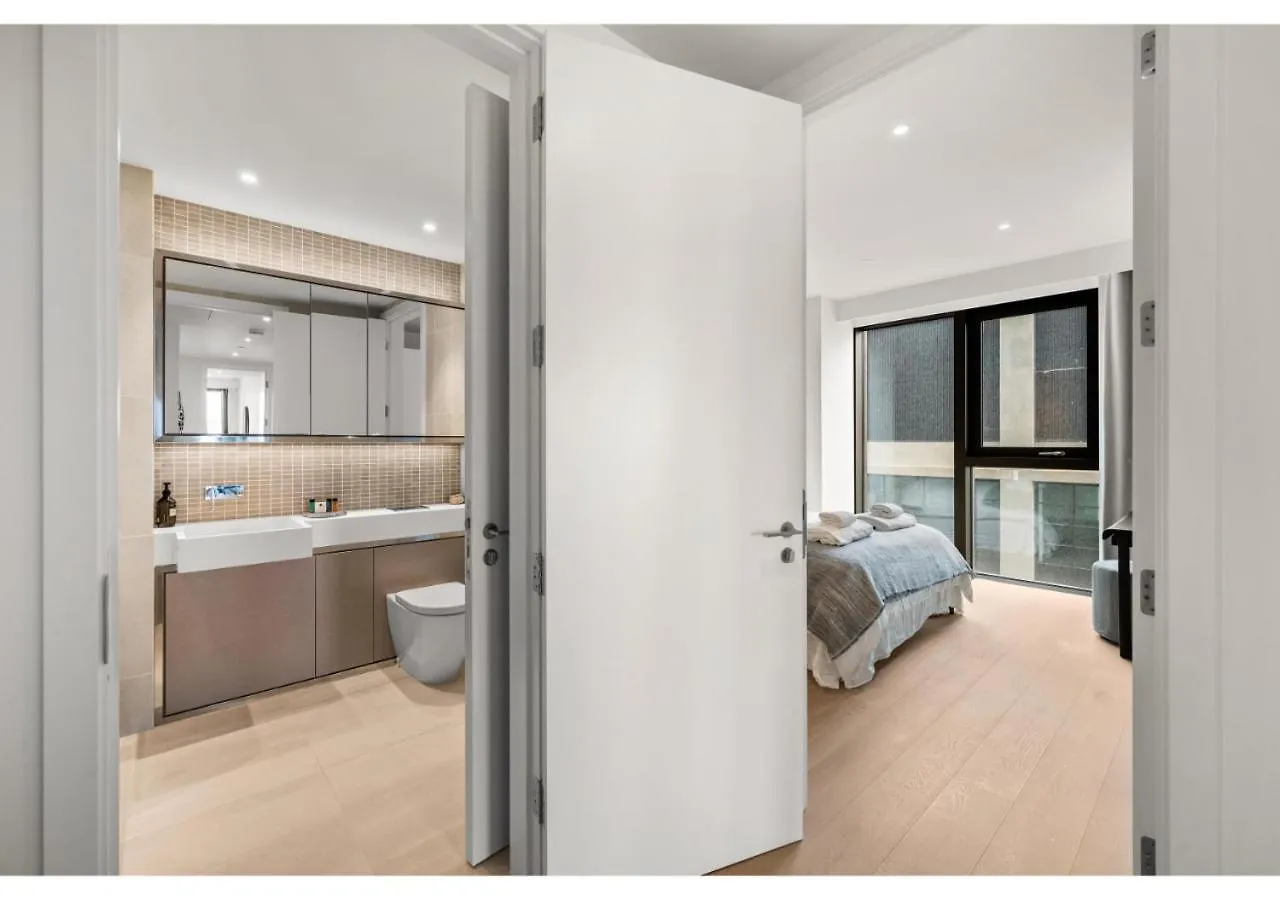 Elegant And Modern Apartments In Canary Wharf Right Next To Thames London United Kingdom