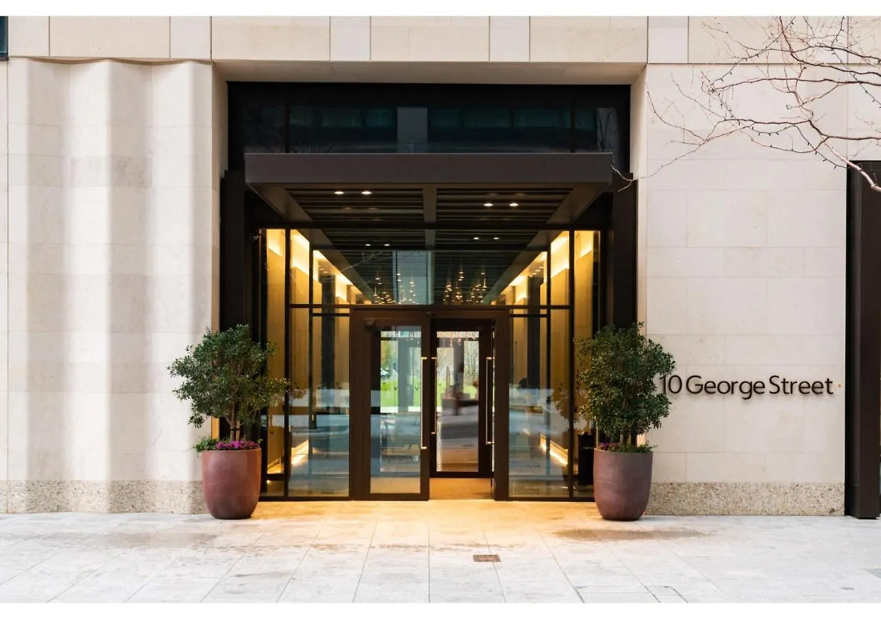 Elegant And Modern Apartments In Canary Wharf Right Next To Thames London