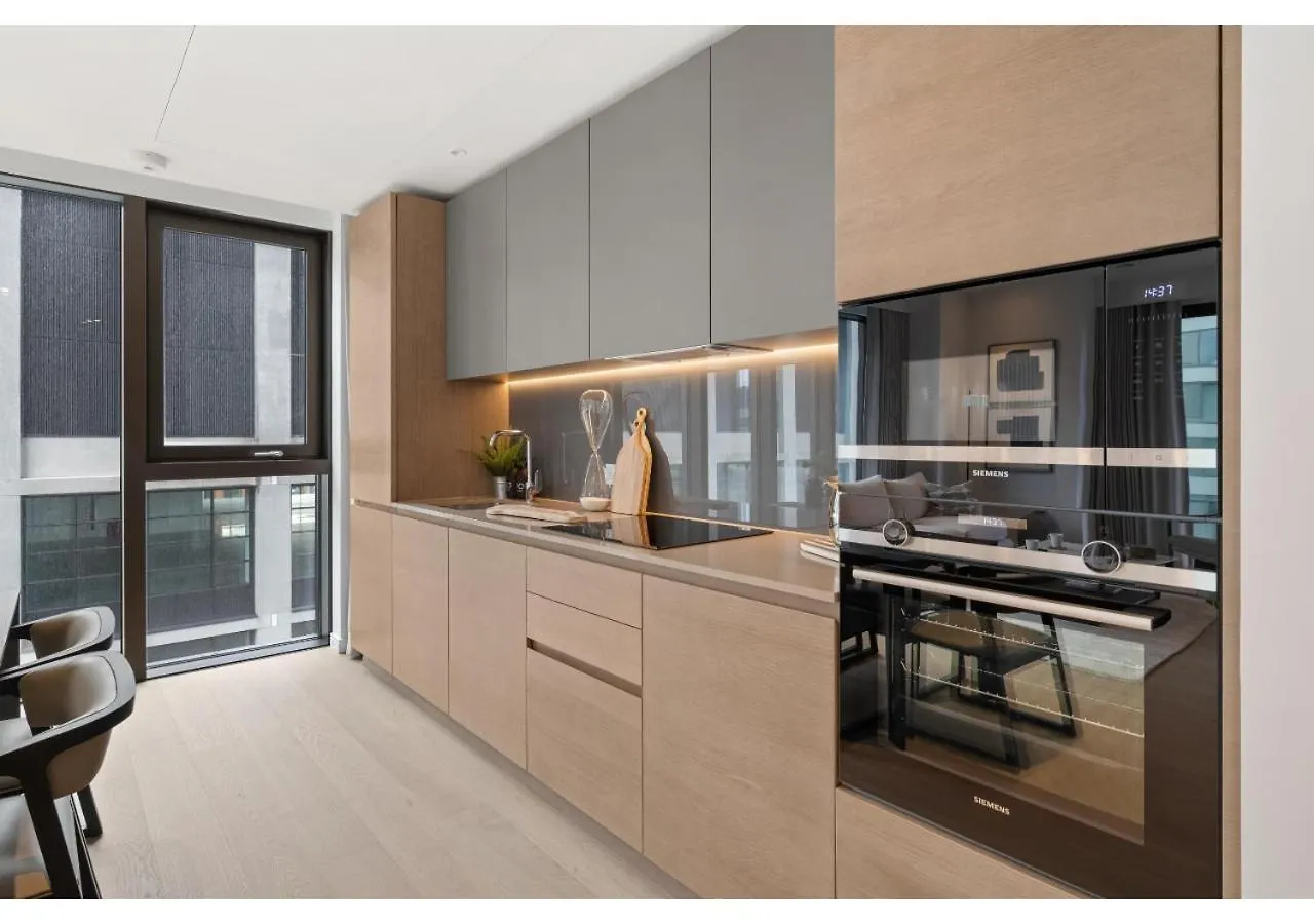 Elegant And Modern Apartments In Canary Wharf Right Next To Thames London