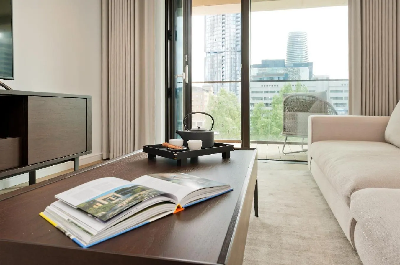Elegant And Modern Apartments In Canary Wharf Right Next To Thames London