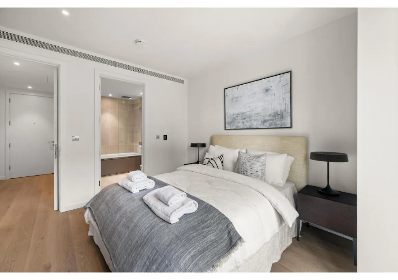 Elegant And Modern Apartments In Canary Wharf Right Next To Thames London