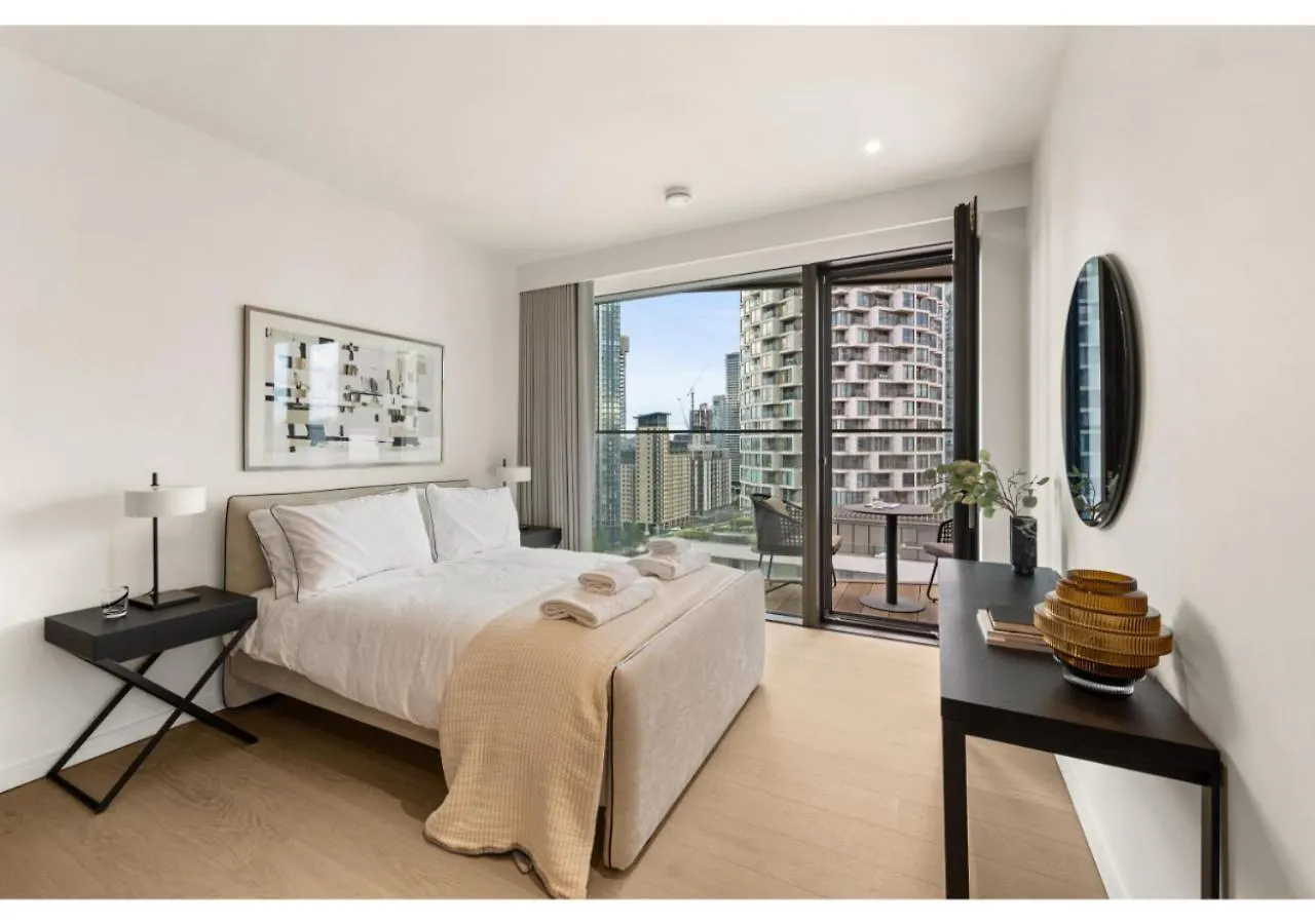 Elegant And Modern Apartments In Canary Wharf Right Next To Thames London