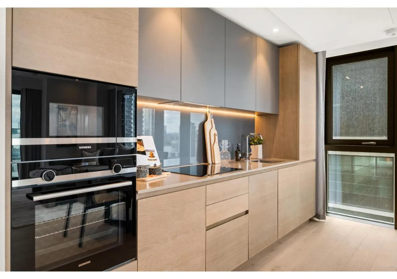 Elegant And Modern Apartments In Canary Wharf Right Next To Thames London