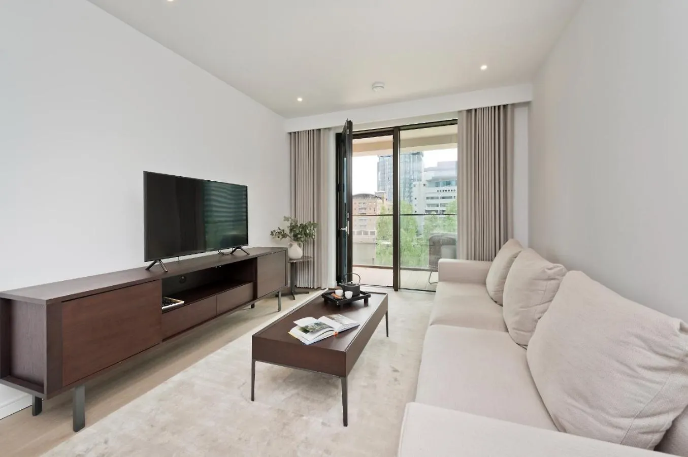 Elegant And Modern Apartments In Canary Wharf Right Next To Thames London