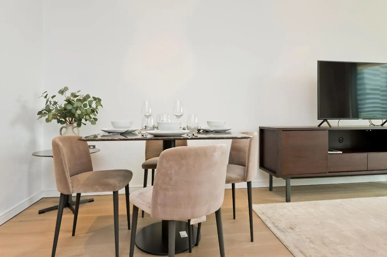 Elegant And Modern Apartments In Canary Wharf Right Next To Thames London
