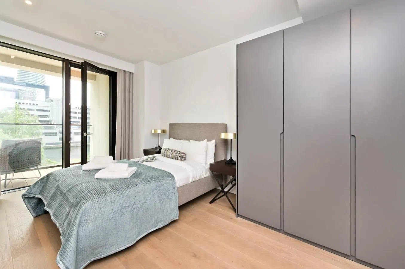 Elegant And Modern Apartments In Canary Wharf Right Next To Thames London United Kingdom
