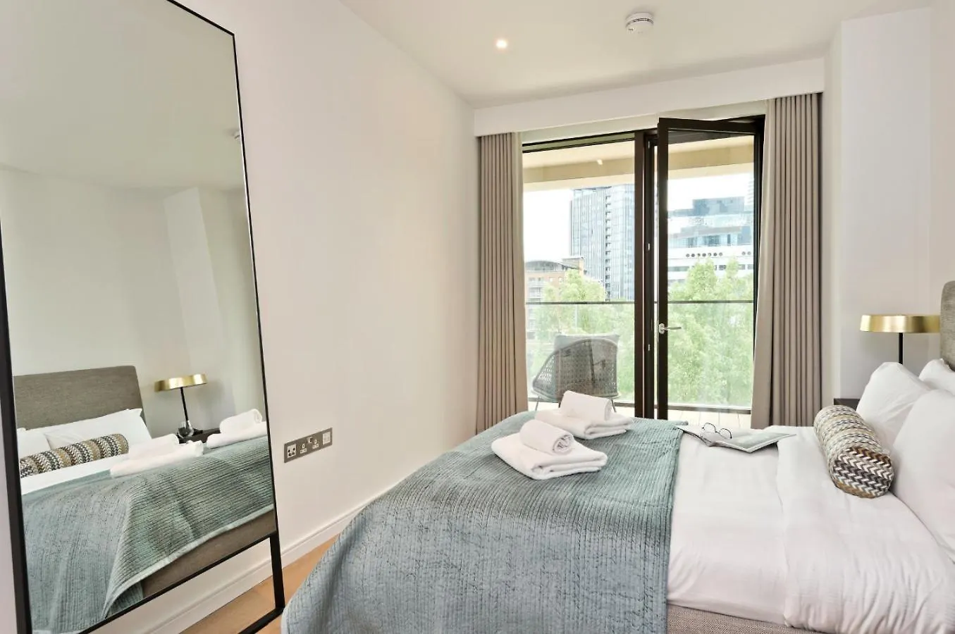 Elegant And Modern Apartments In Canary Wharf Right Next To Thames London