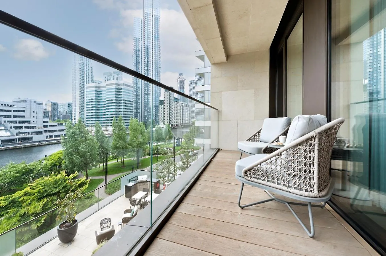 Elegant And Modern Apartments In Canary Wharf Right Next To Thames London