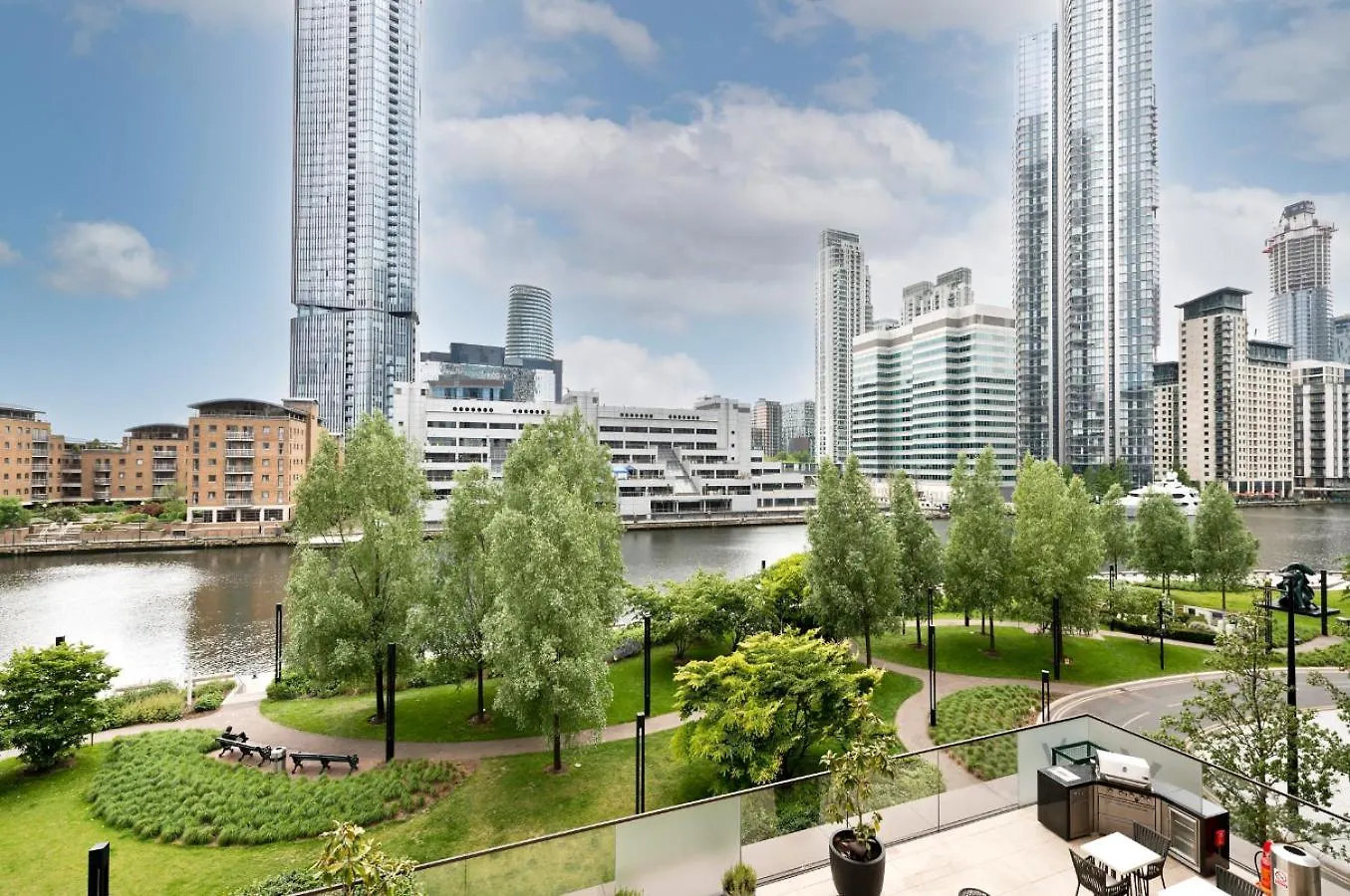 Elegant And Modern Apartments In Canary Wharf Right Next To Thames London United Kingdom