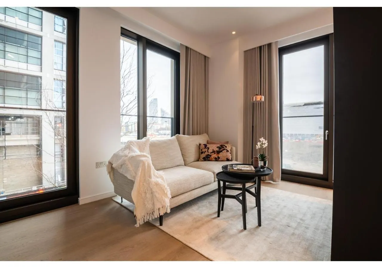 Elegant And Modern Apartments In Canary Wharf Right Next To Thames London United Kingdom