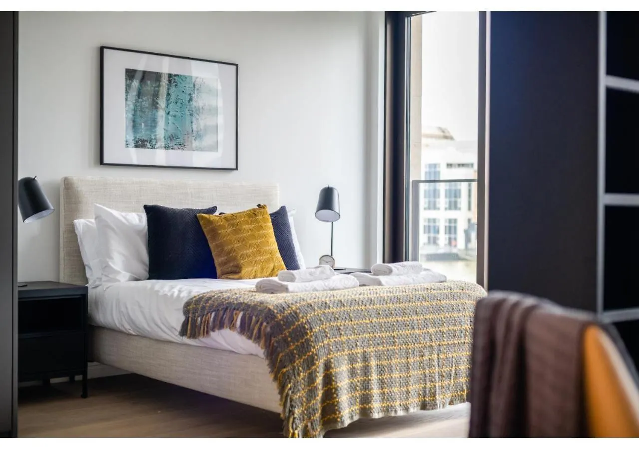 Elegant And Modern Apartments In Canary Wharf Right Next To Thames London