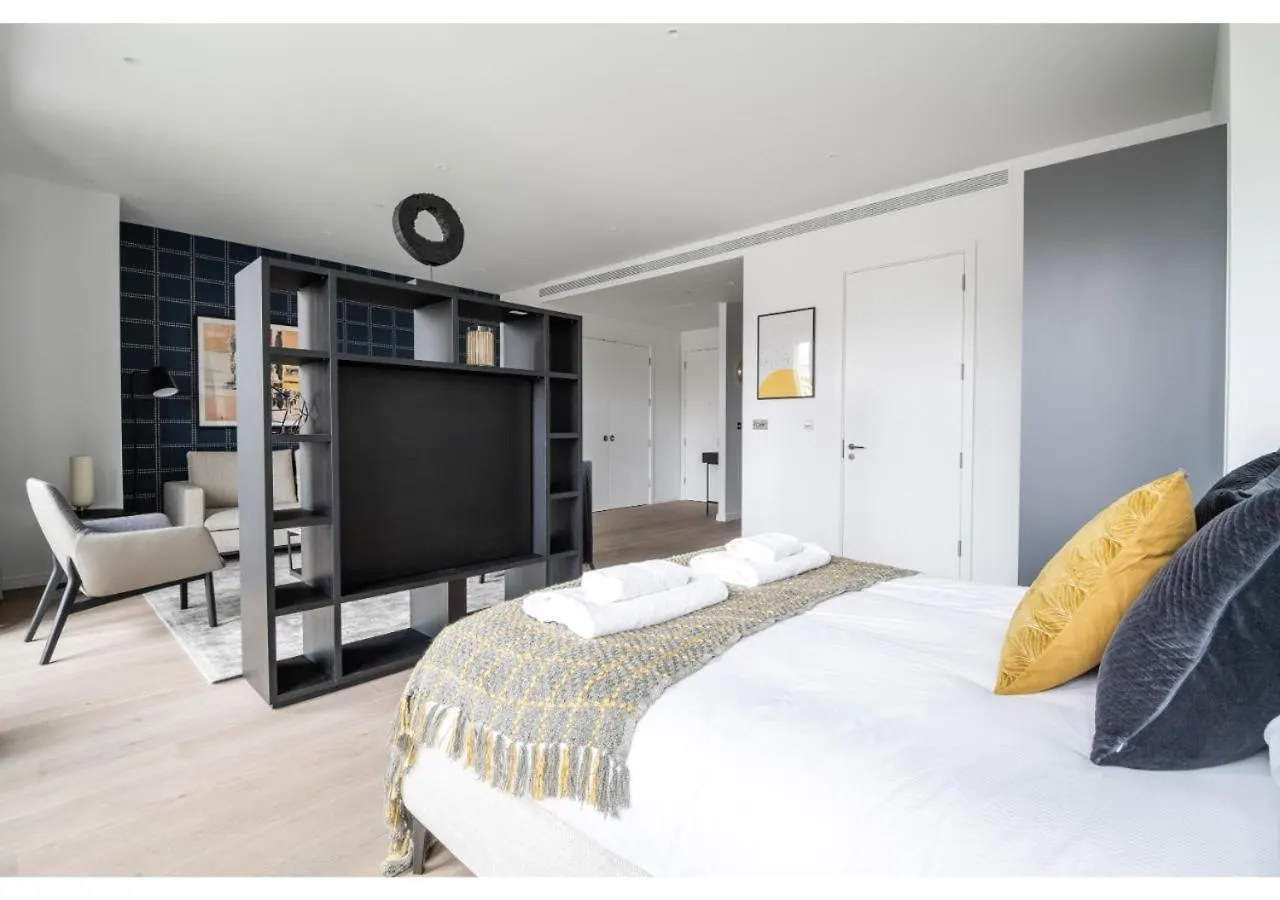 Elegant And Modern Apartments In Canary Wharf Right Next To Thames London