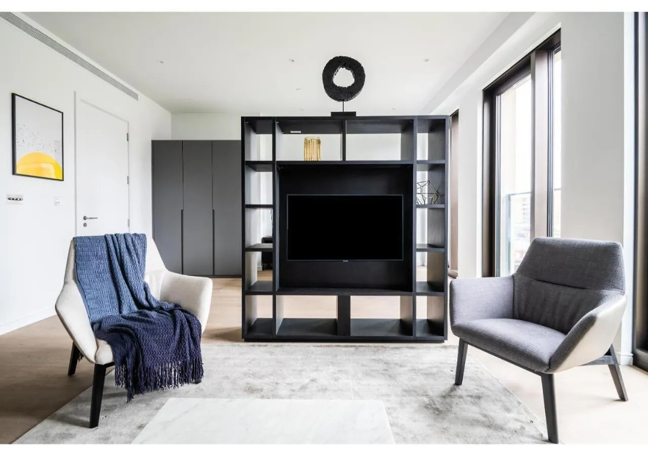 Elegant And Modern Apartments In Canary Wharf Right Next To Thames London United Kingdom