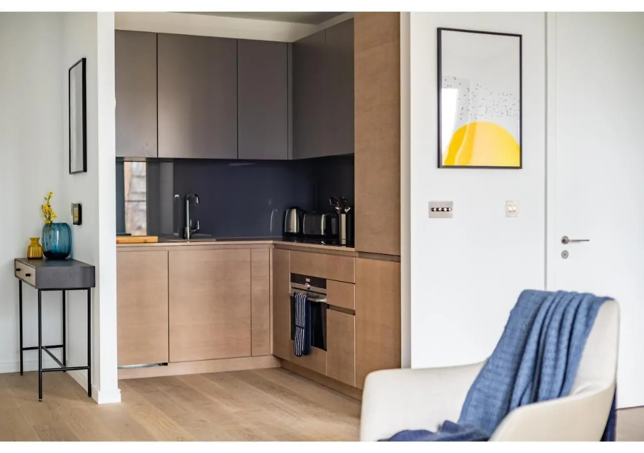 Elegant And Modern Apartments In Canary Wharf Right Next To Thames London