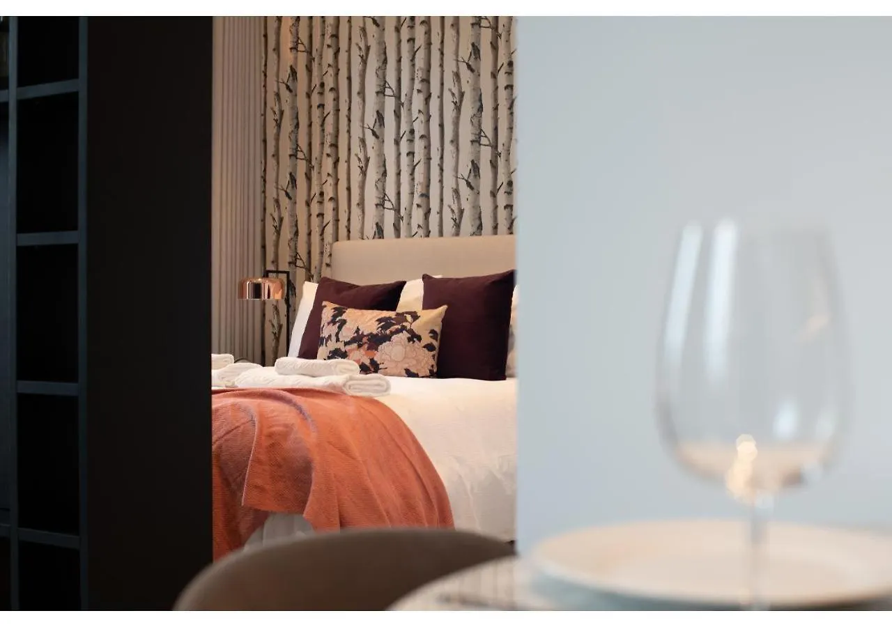 Elegant And Modern Apartments In Canary Wharf Right Next To Thames London United Kingdom