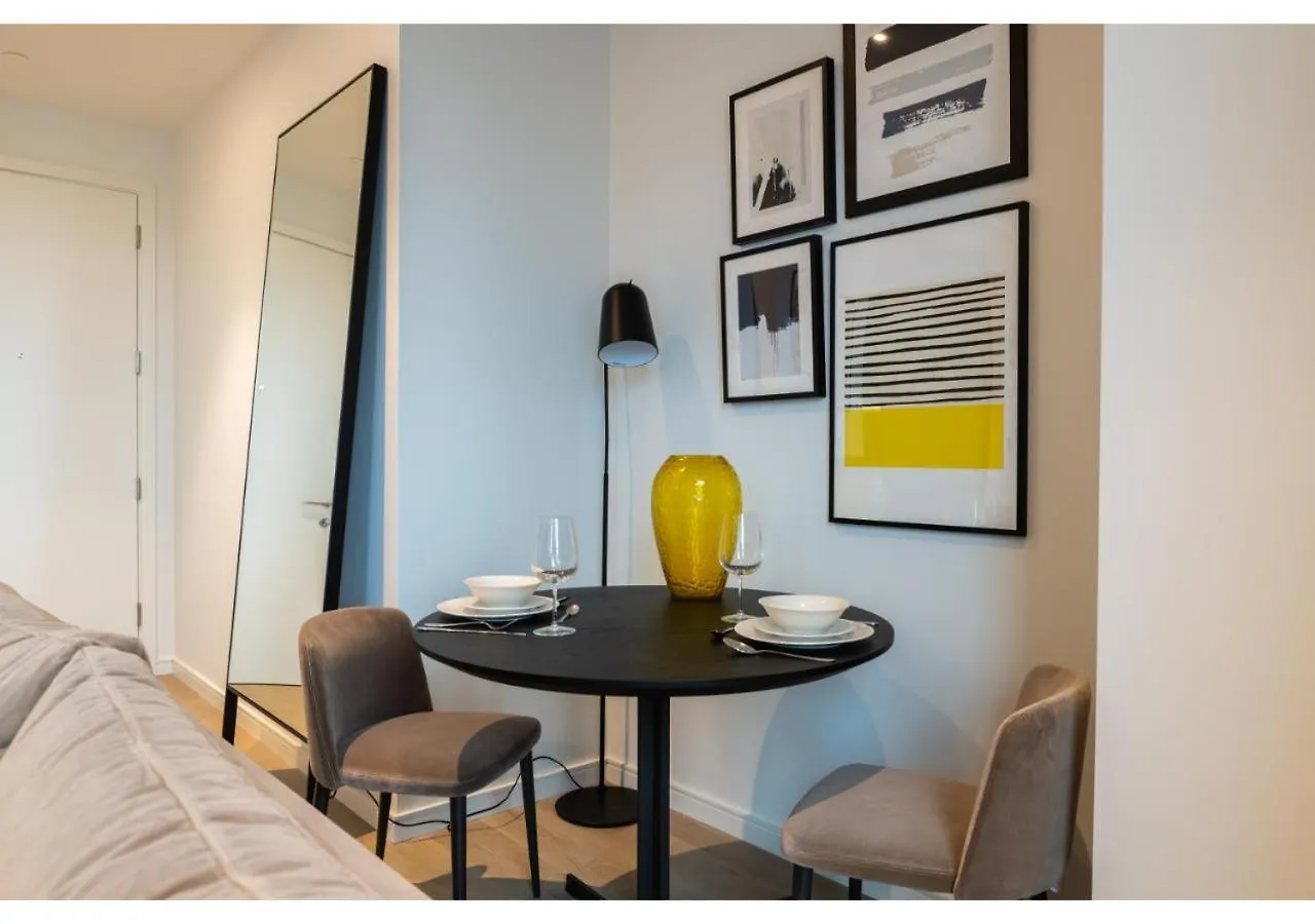 Elegant And Modern Apartments In Canary Wharf Right Next To Thames London