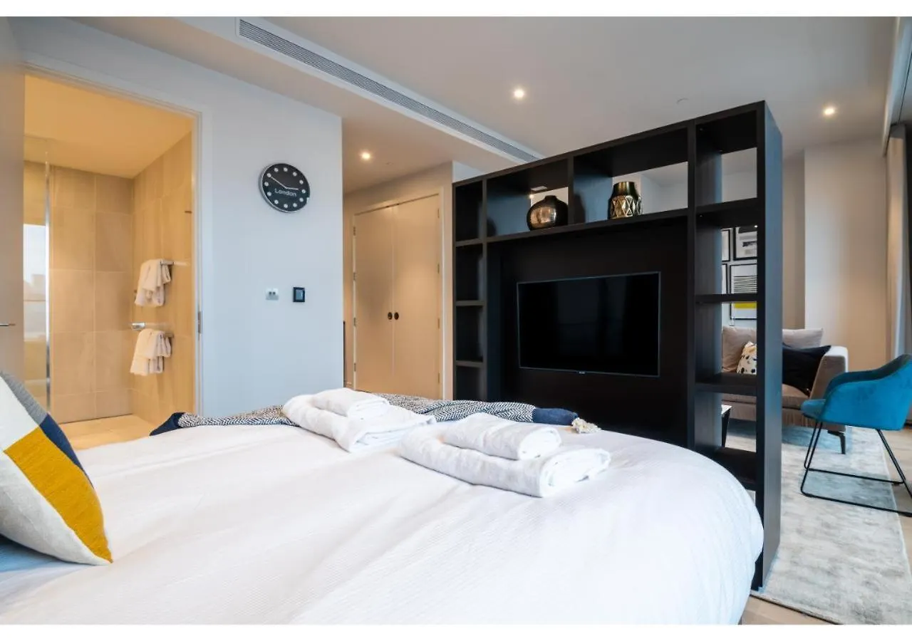 Elegant And Modern Apartments In Canary Wharf Right Next To Thames London