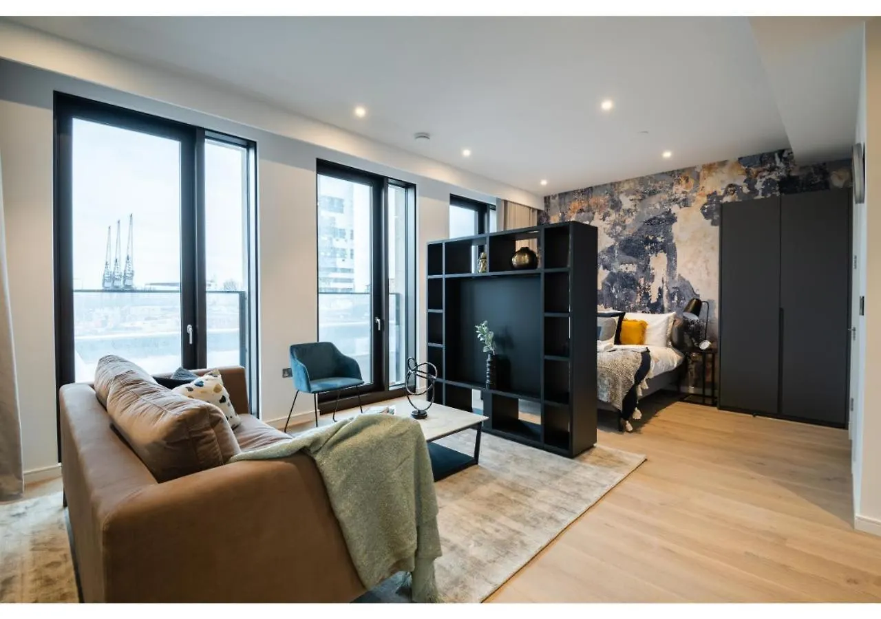 Elegant And Modern Apartments In Canary Wharf Right Next To Thames London United Kingdom