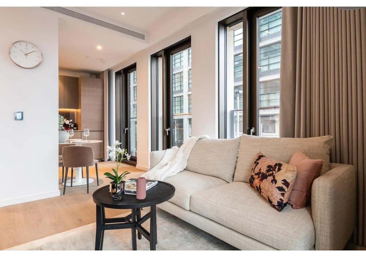 Elegant And Modern Apartments In Canary Wharf Right Next To Thames London United Kingdom