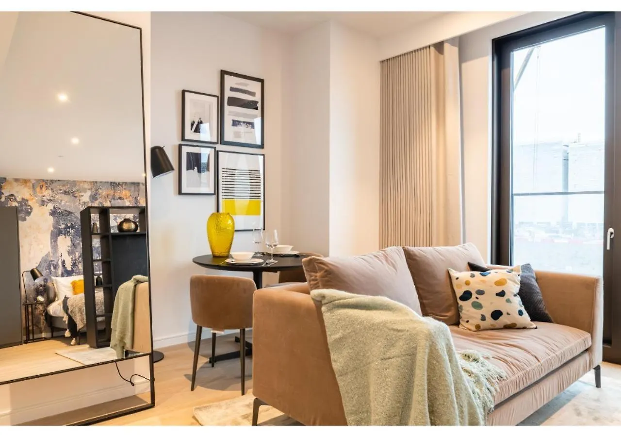 Elegant And Modern Apartments In Canary Wharf Right Next To Thames London