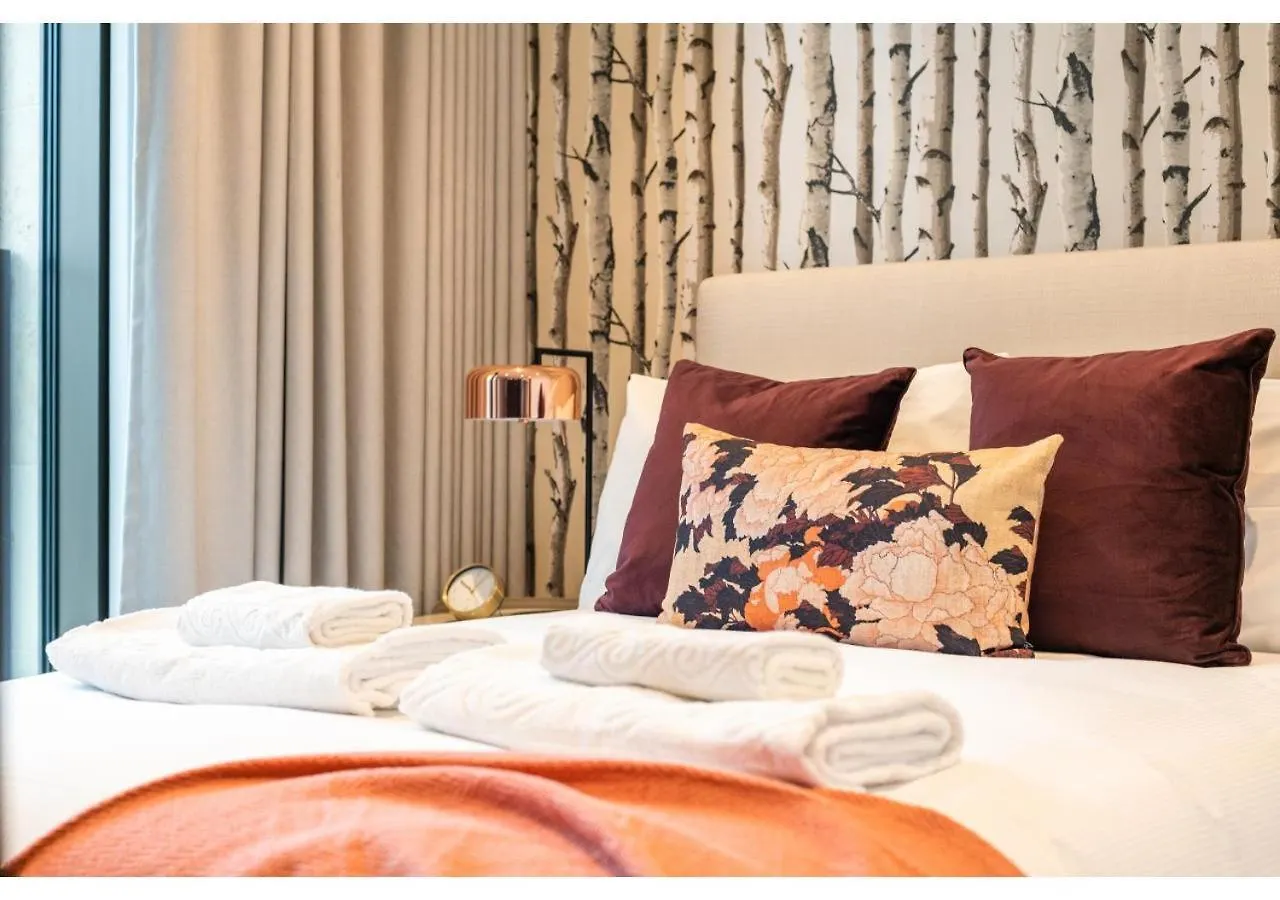 Elegant And Modern Apartments In Canary Wharf Right Next To Thames London