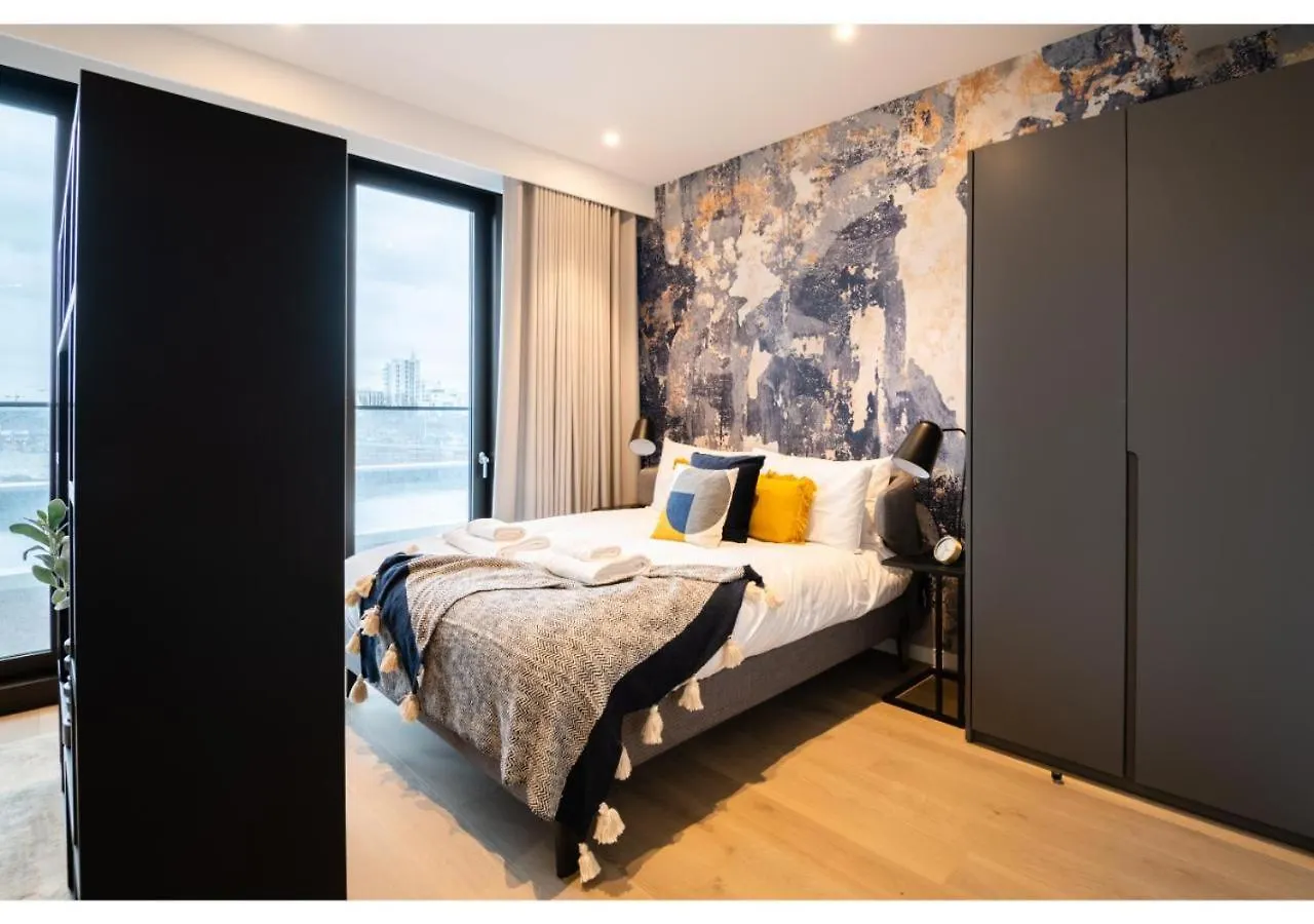 Elegant And Modern Apartments In Canary Wharf Right Next To Thames London